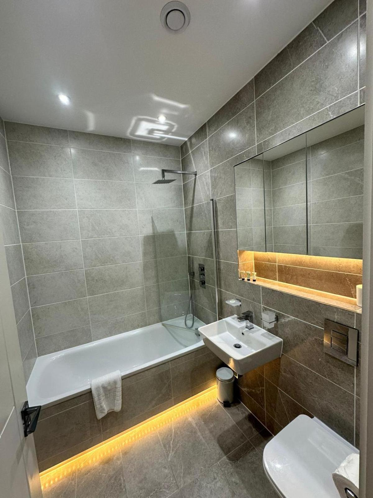 Deluxe Chic 1 2 Bed Apts Near Heathrow Legoland Windsor Slough Villa Dış mekan fotoğraf